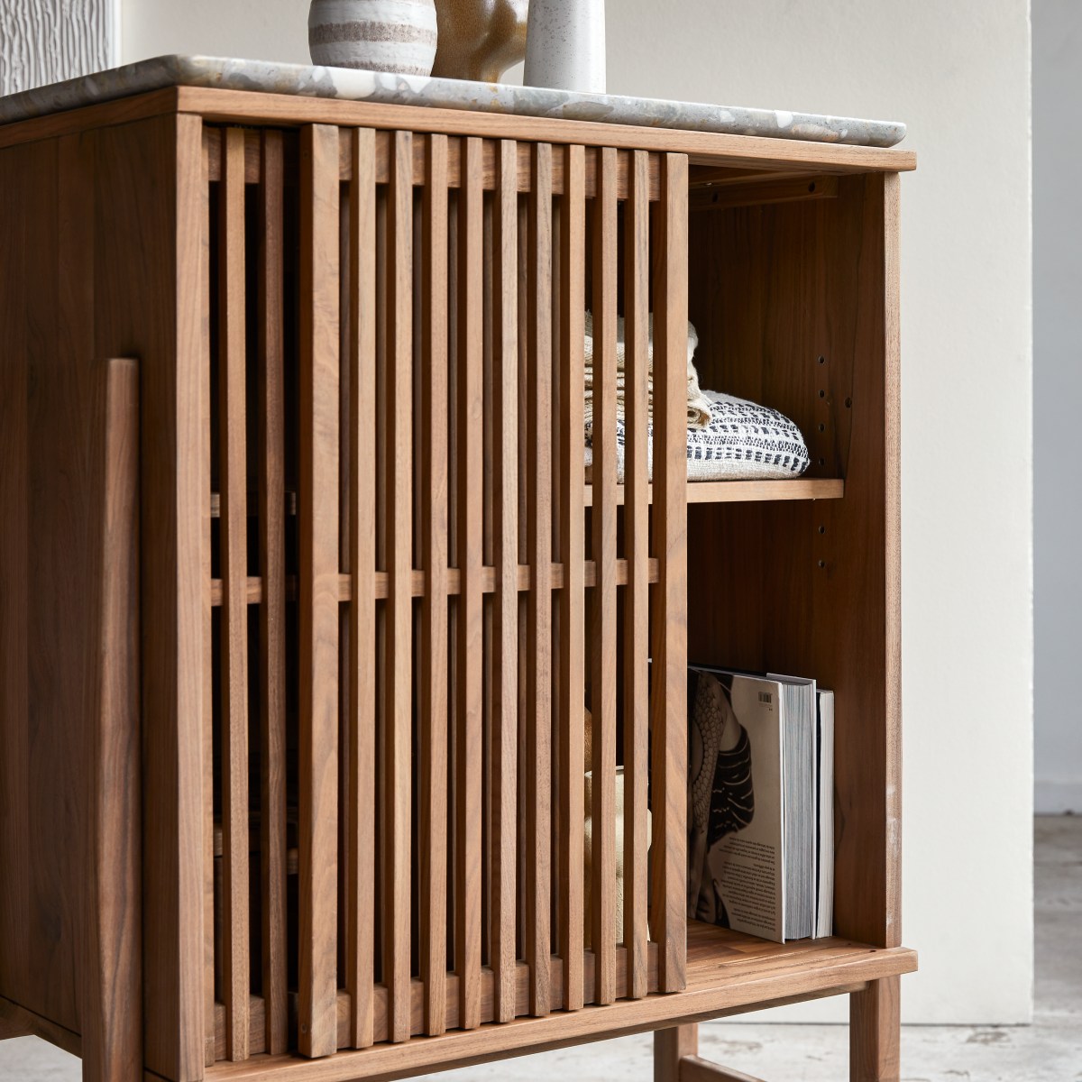 Buffet bas en Noyer massif, ISAURE marron, TIKAMOON