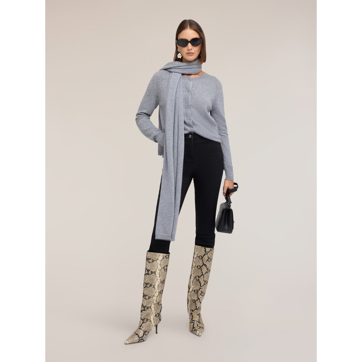 Cardigan gris, MOTIVI
