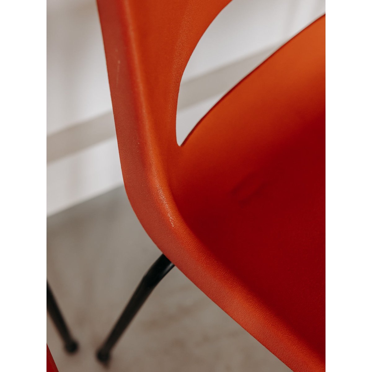 Paire de chaises oranges aux allures rétro Alma N°2002 - Bon état rouge, DEBONGOUT