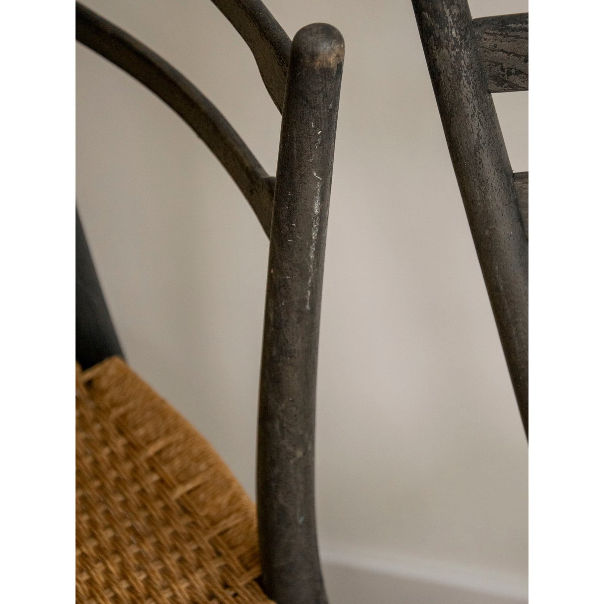 Paire de chaises aux lignes épurées Claude N°1563 - Bon état bois foncé, DEBONGOUT