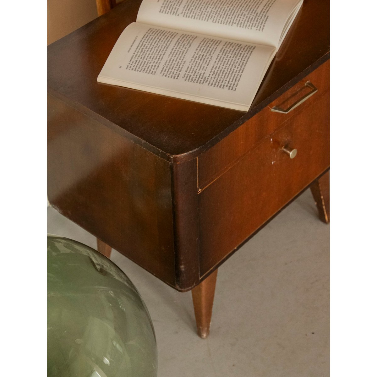 Paire de tables de chevet au placage en bois Maïa N°1577 - Bon état bois foncé, DEBONGOUT