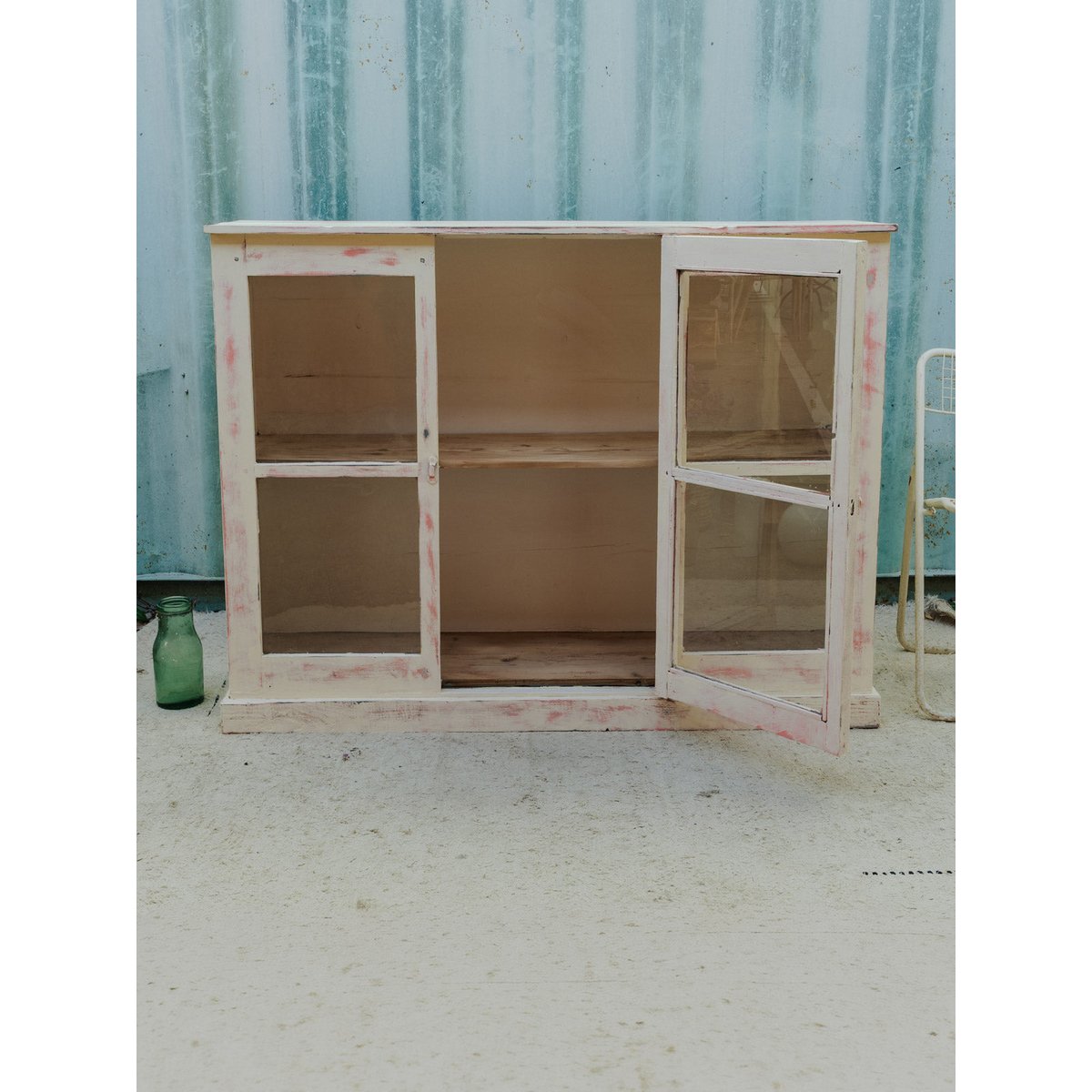 Buffet vitré en bois blanc et rose Gilbert N°1906 - Bon état blanc, DEBONGOUT
