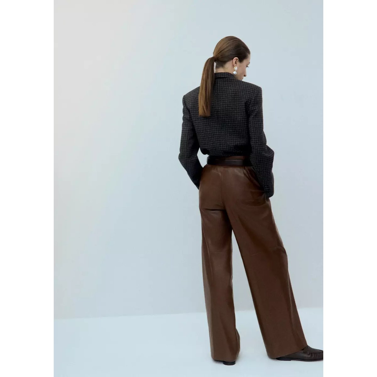 Pantalon large en cuir synthétique marron moyen, MANGO