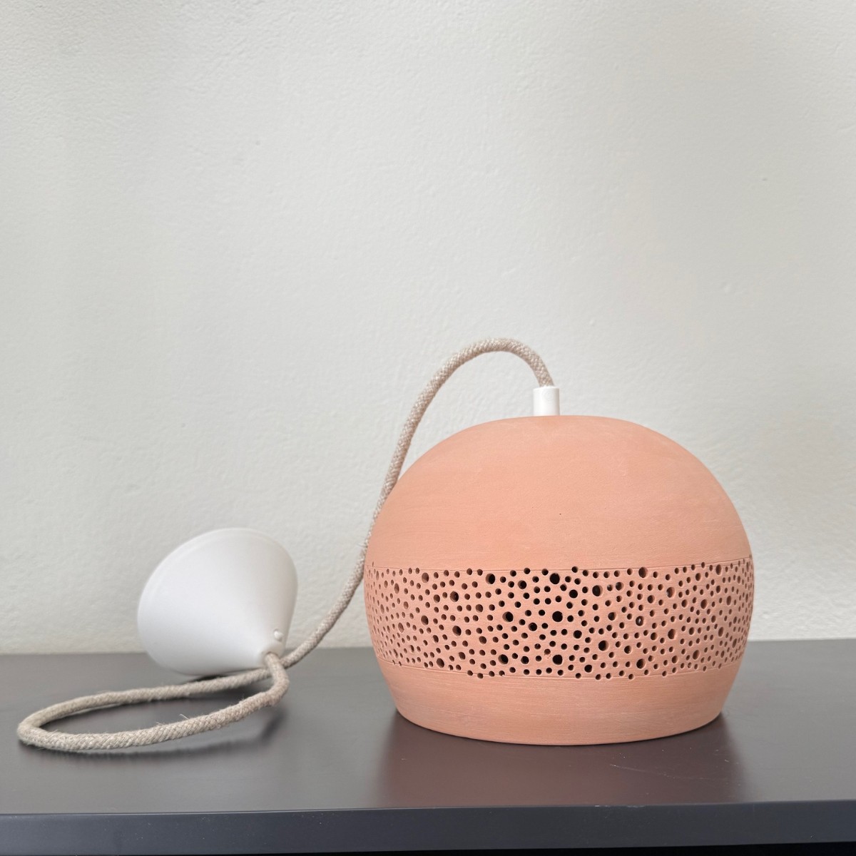 Suspension en terre cuite motif sara, BABEL beige, GERARD LAMY