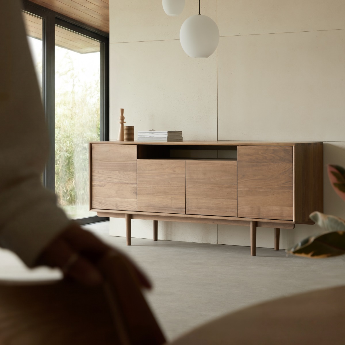 Buffet bas en Noyer massif, ELLIE marron, TIKAMOON