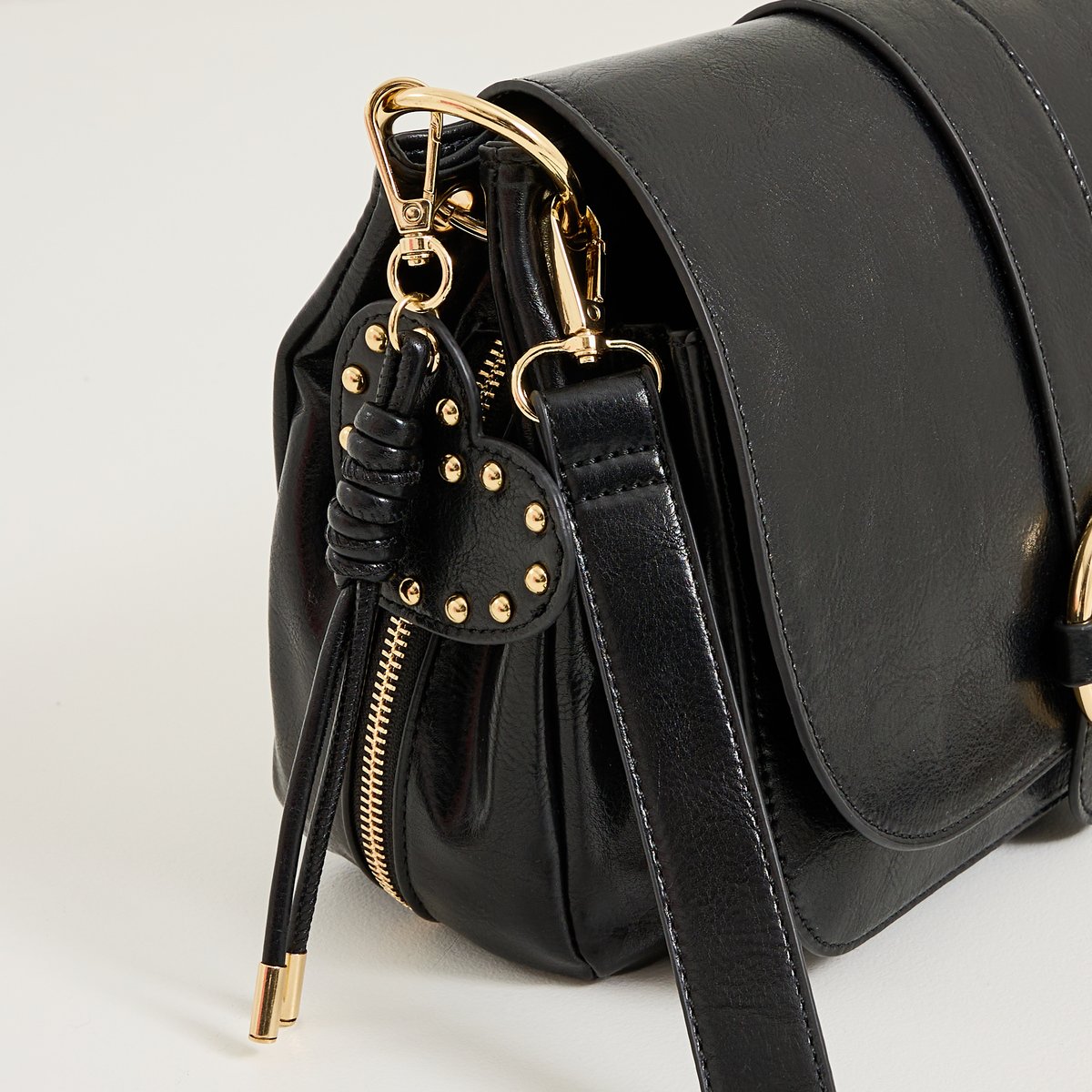 Sac besace à rabat noir, GRAIN DE MALICE