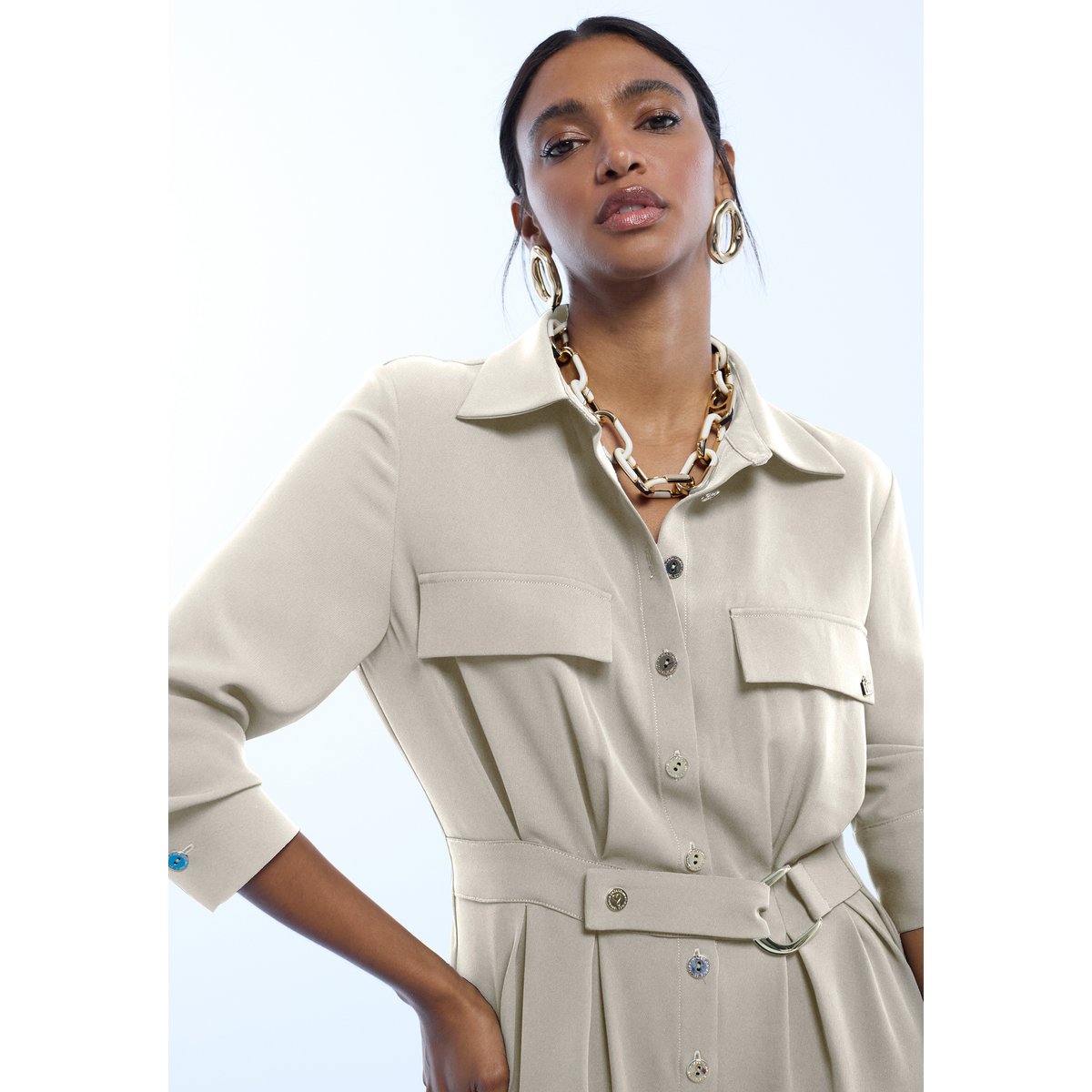 Robe-chemise boutonnée avec ceinture et poches à rabat pierre, LOLA CASADEMUNT