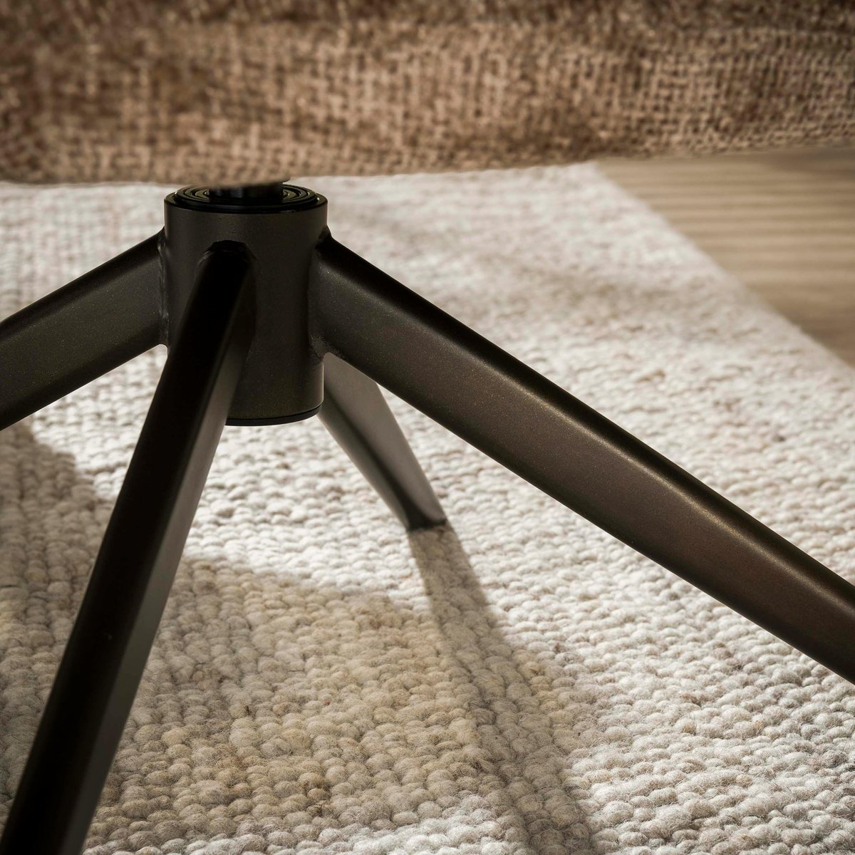 Fauteuil pivotant en tissu, retour automatique CREEK brun, PIER IMPORT