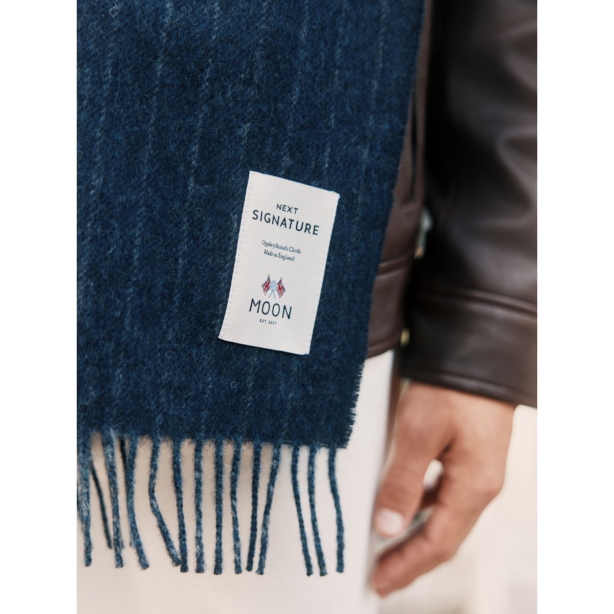 Écharpe en laine mérinos x moons bleu marine rayé, NEXT
