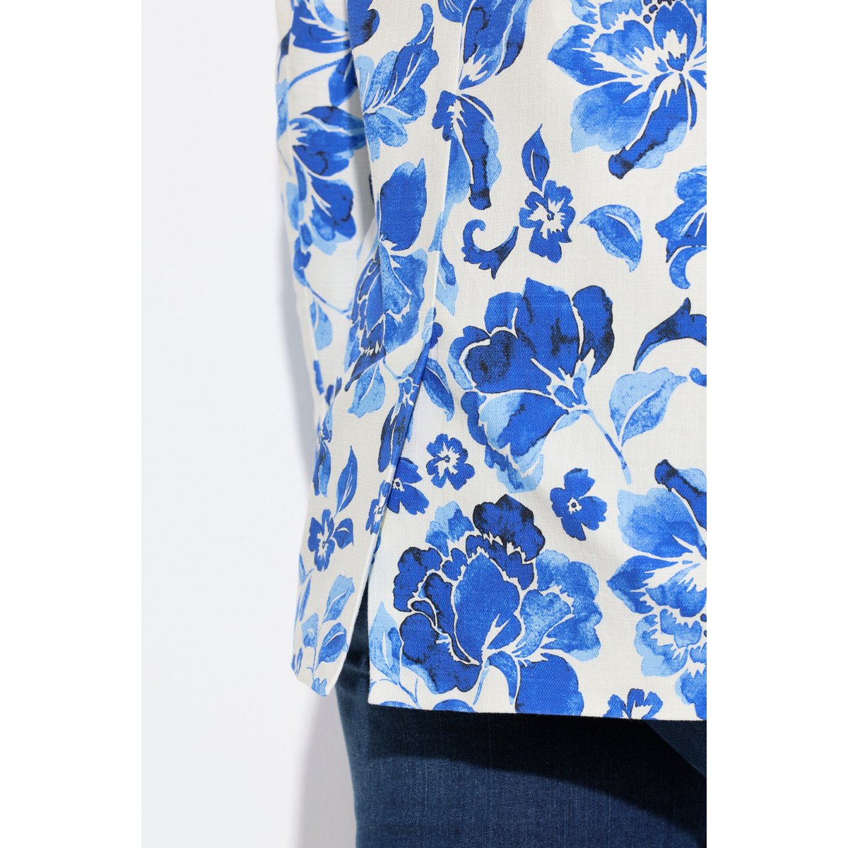 Blazer motif floral. Col à revers et fente bleu roi, ULLA POPKEN