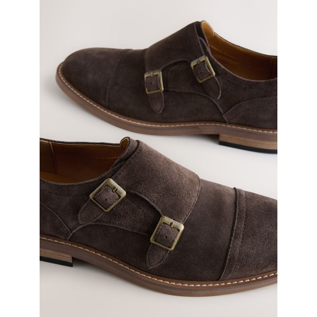 Chaussures décontractées en daim à boucles marron, NEXT