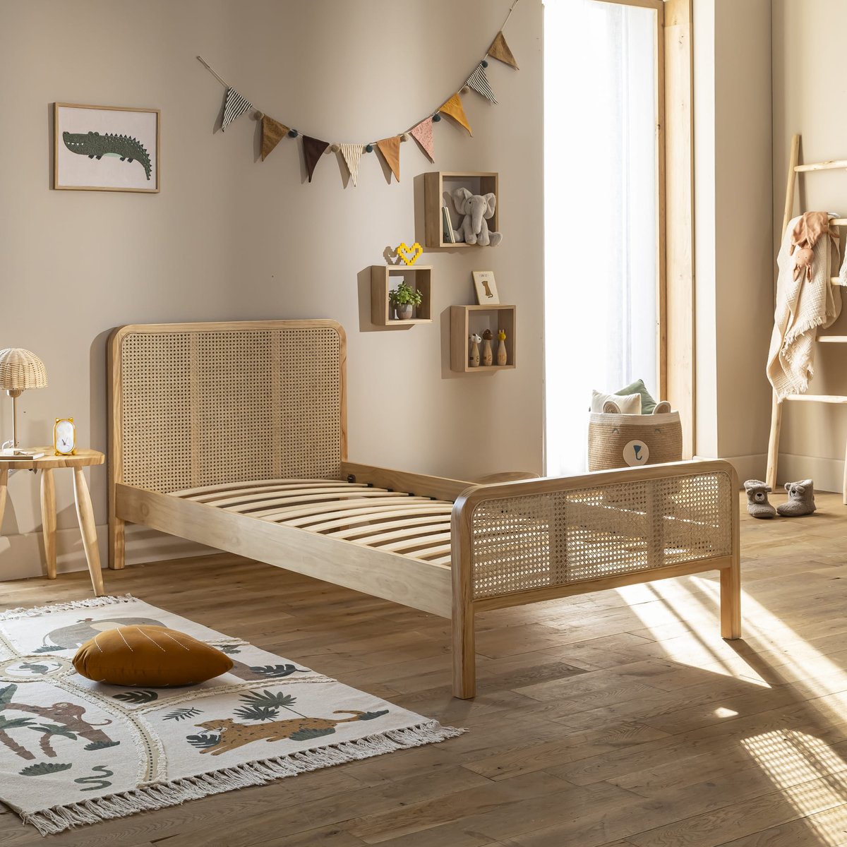Lit en pin massif avec cannage - ANNA bois naturel, TERRE DE NUIT