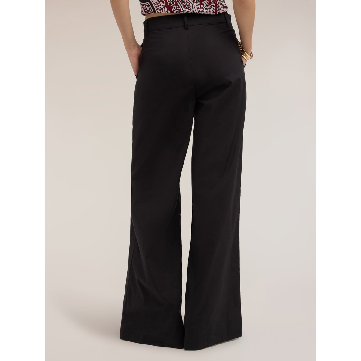 Pantalon palazzo noir, MOTIVI