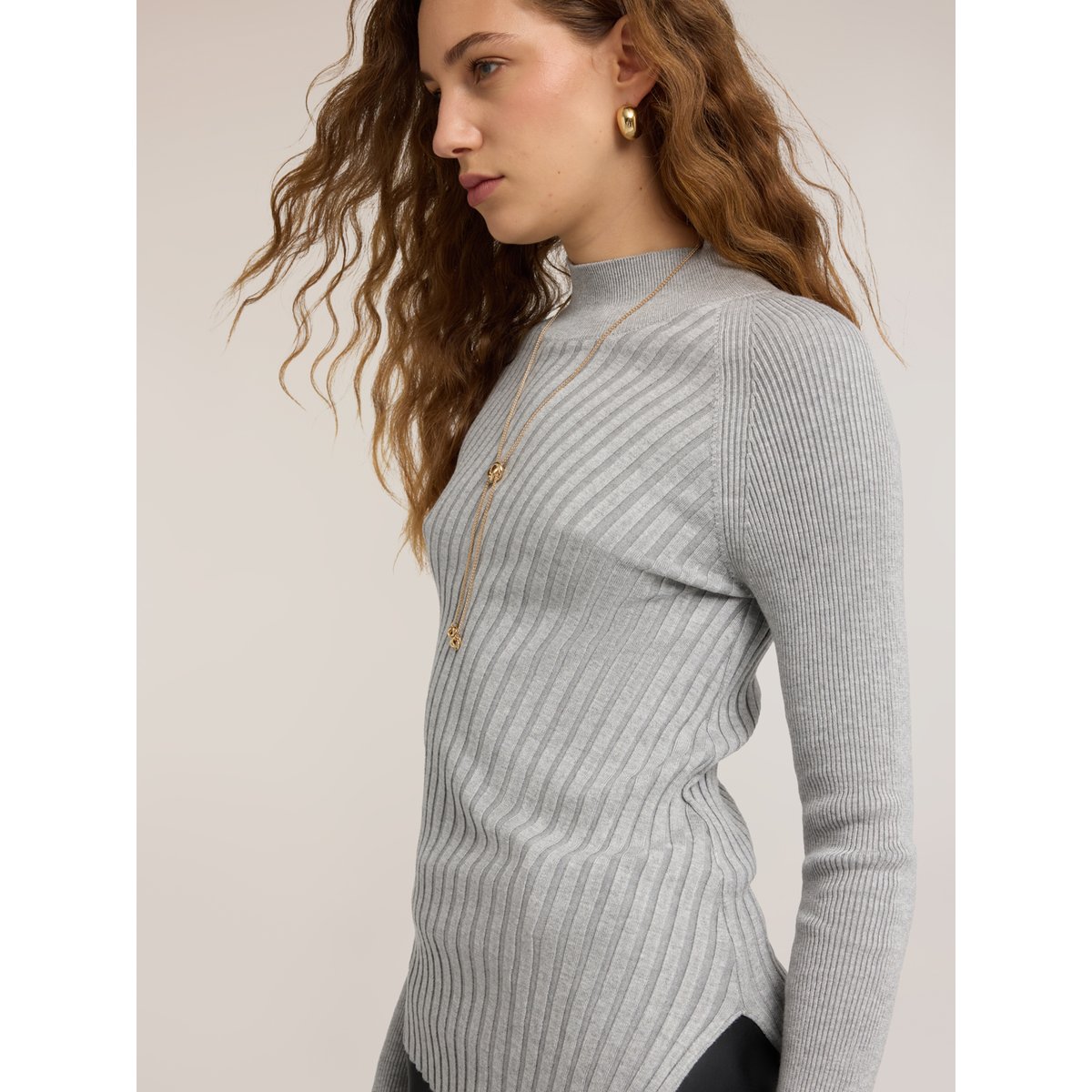 Pull à côtes diagonales avec ourlet asymétrique gris, MOTIVI