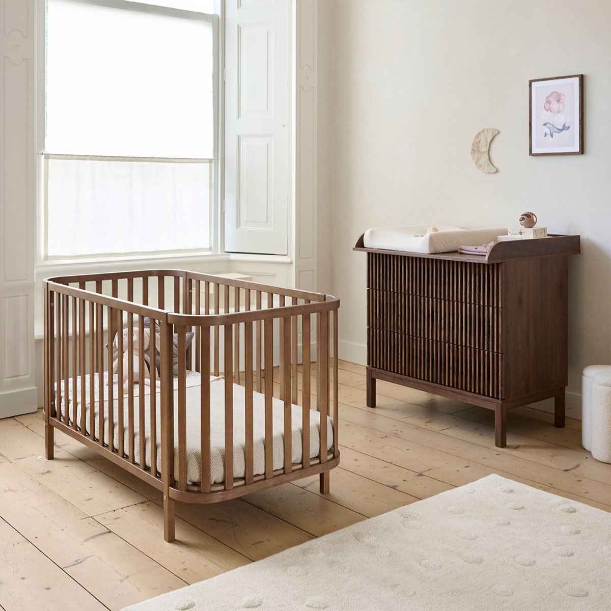 Lit bébé évolutif ovale COCON noyer foncé, PETITE AMELIE