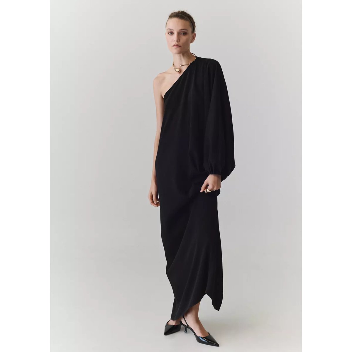 Robe asymétrique avec collier noir, MANGO