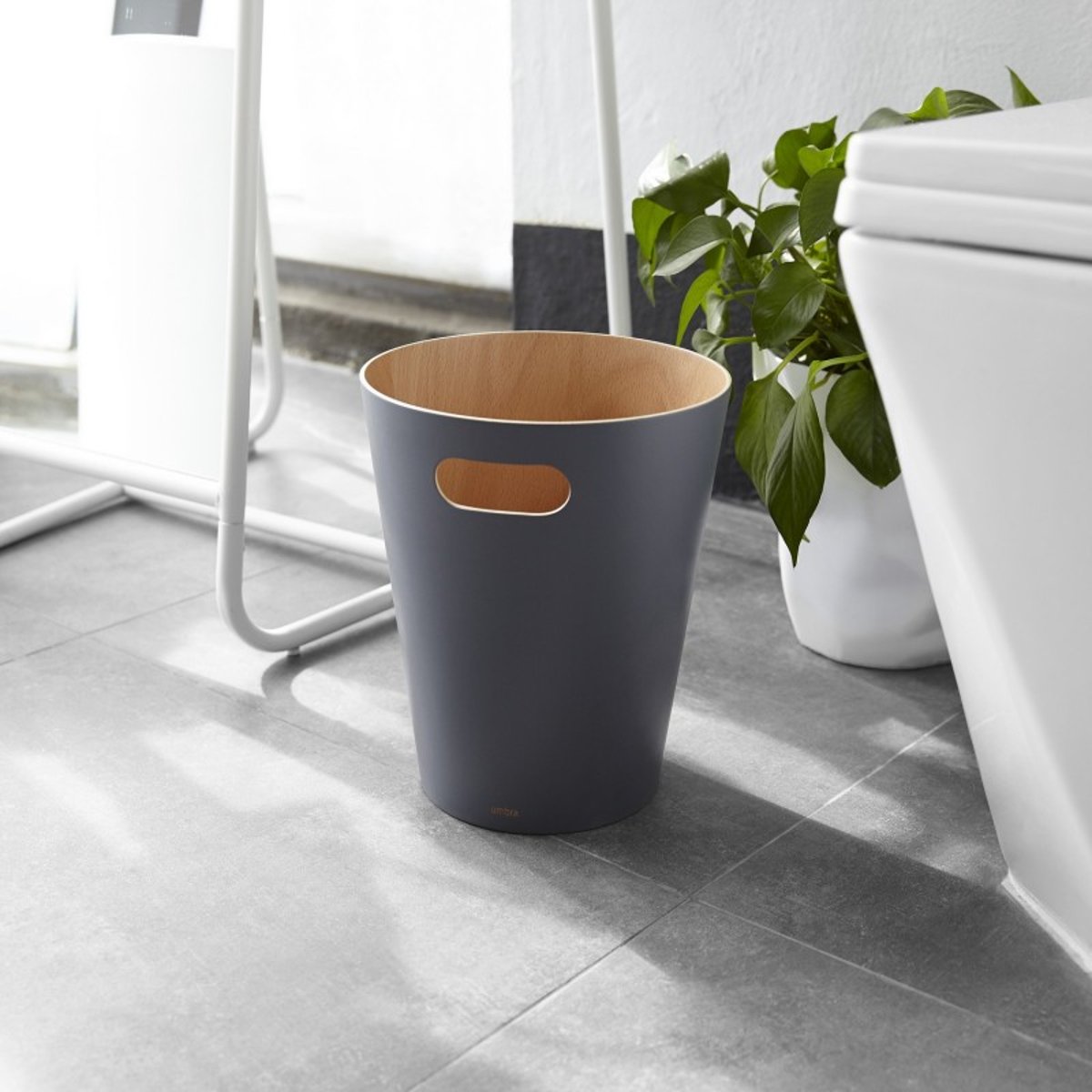 Corbeille à papier bois  Woodrow gris foncé, UMBRA