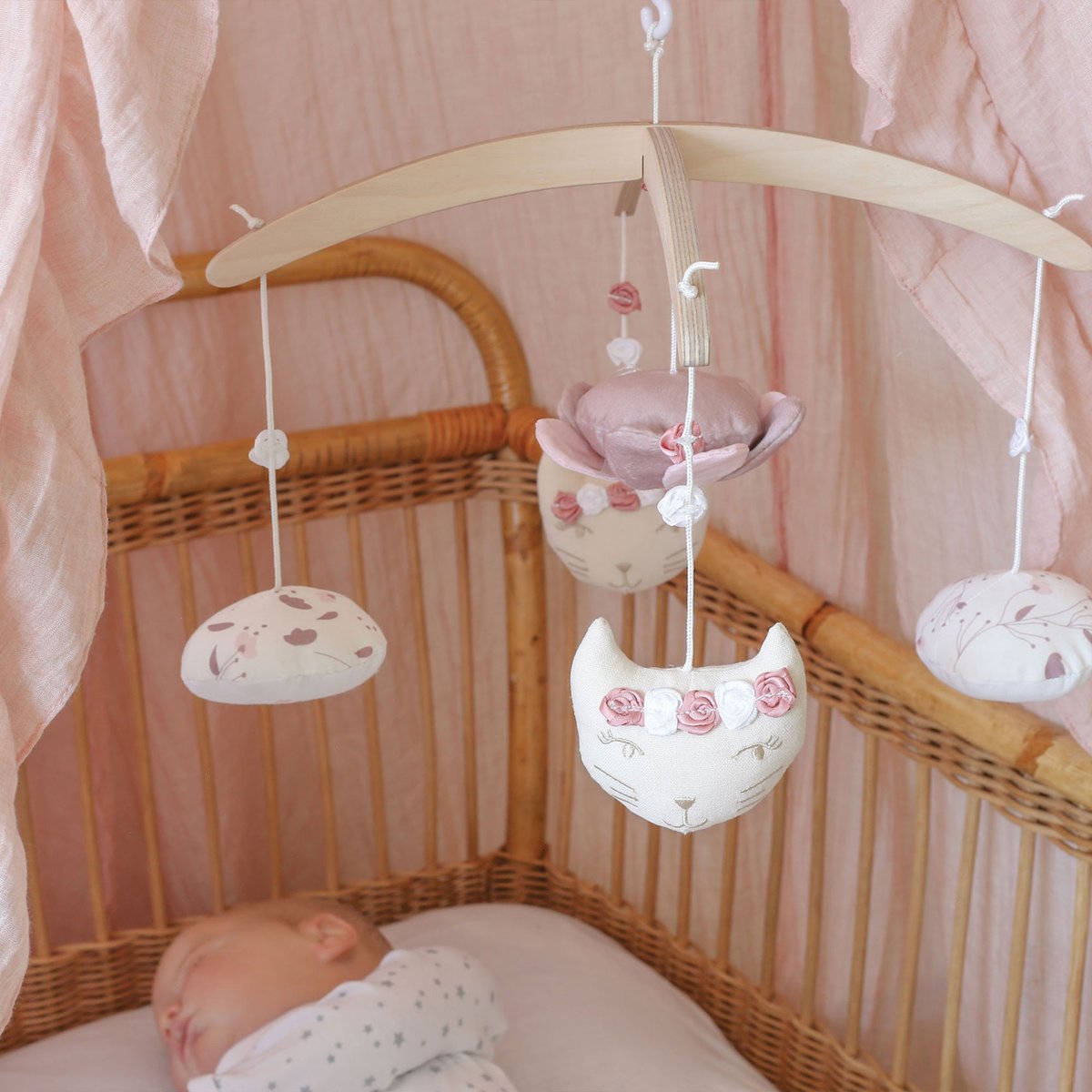 Mobile bébé - en bois rosa, TROIS KILOS SEPT