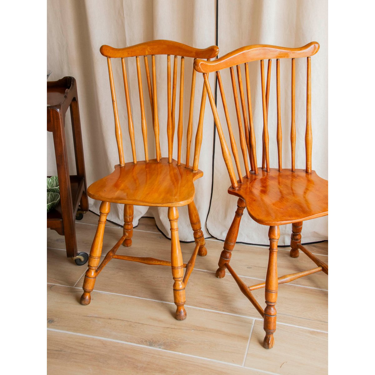 Paire de chaises au style western Claude N°1450 - Bon état bois clair, DEBONGOUT