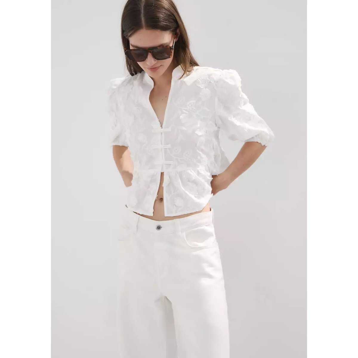 Blouse brodée manches bouffantes blanc cassé, MANGO