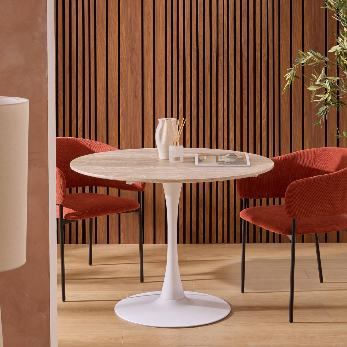 Table à manger ronde 4 places effet travertin ELIAS blanc, ATMOSPHERA