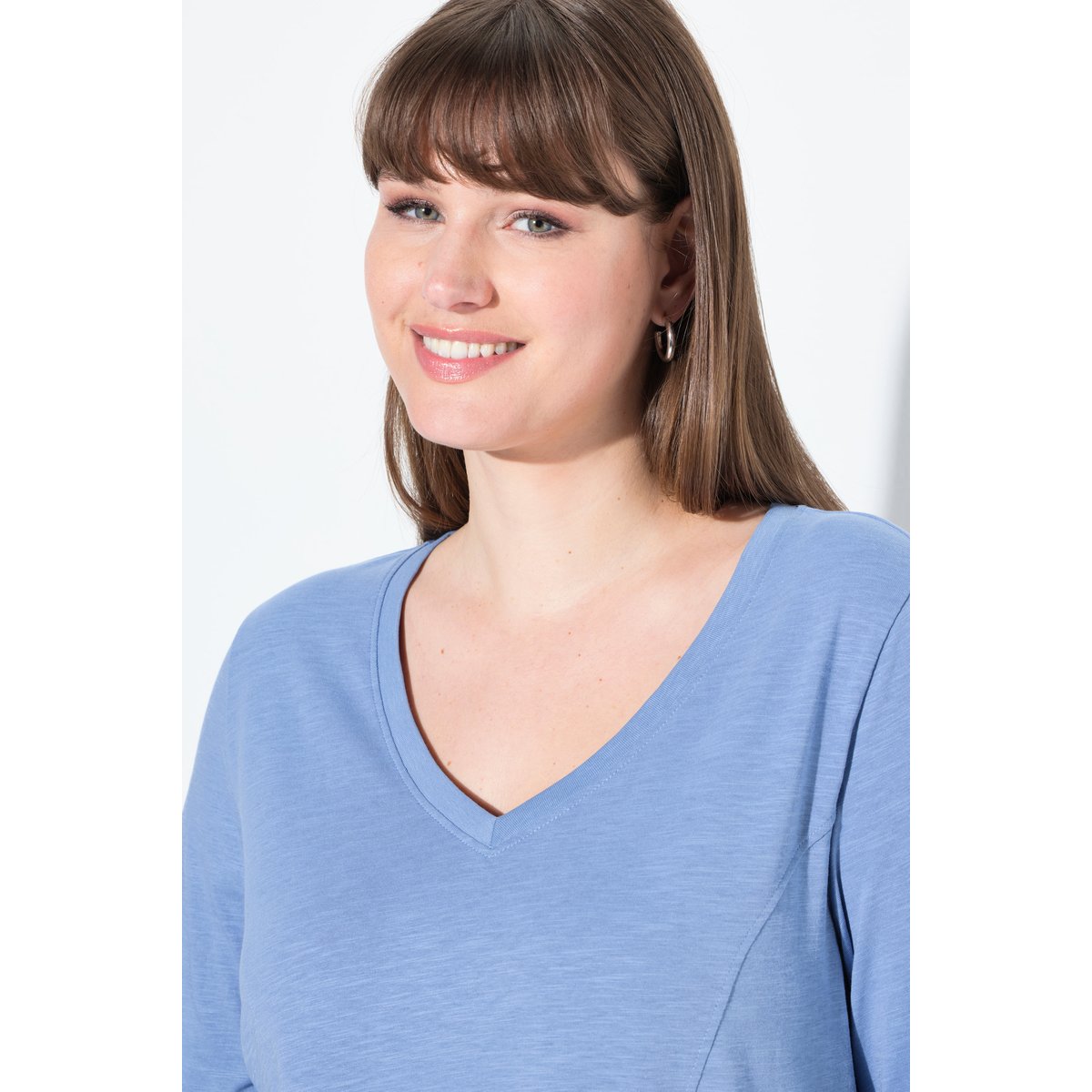 T-shirt, finition en pointe, col en V bleu bleuet, ULLA POPKEN