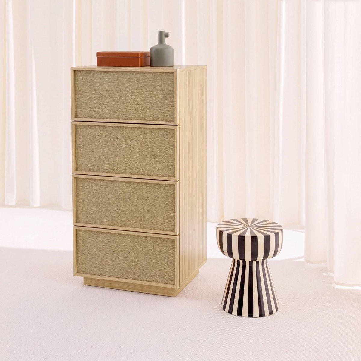 Chiffonnier décor bois et tissu 4 tiroirs KUBA naturel, SWEEEK
