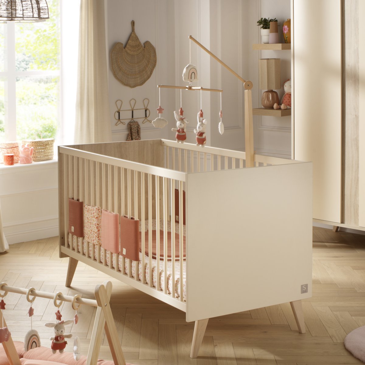 Lit évolutif - Little Big Bed sur pieds en bois avec têtes panneaux imitation bois marron/beige, SAUTHON