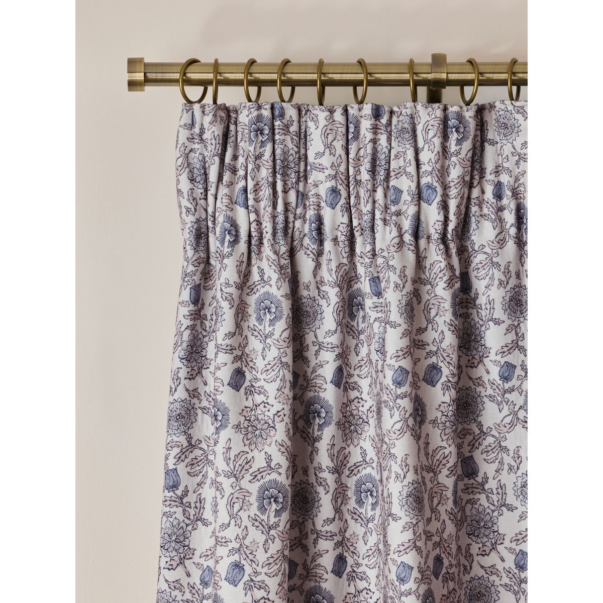 Rideaux doublés en chenille à plis et fleurs naturel/bleu, NEXT