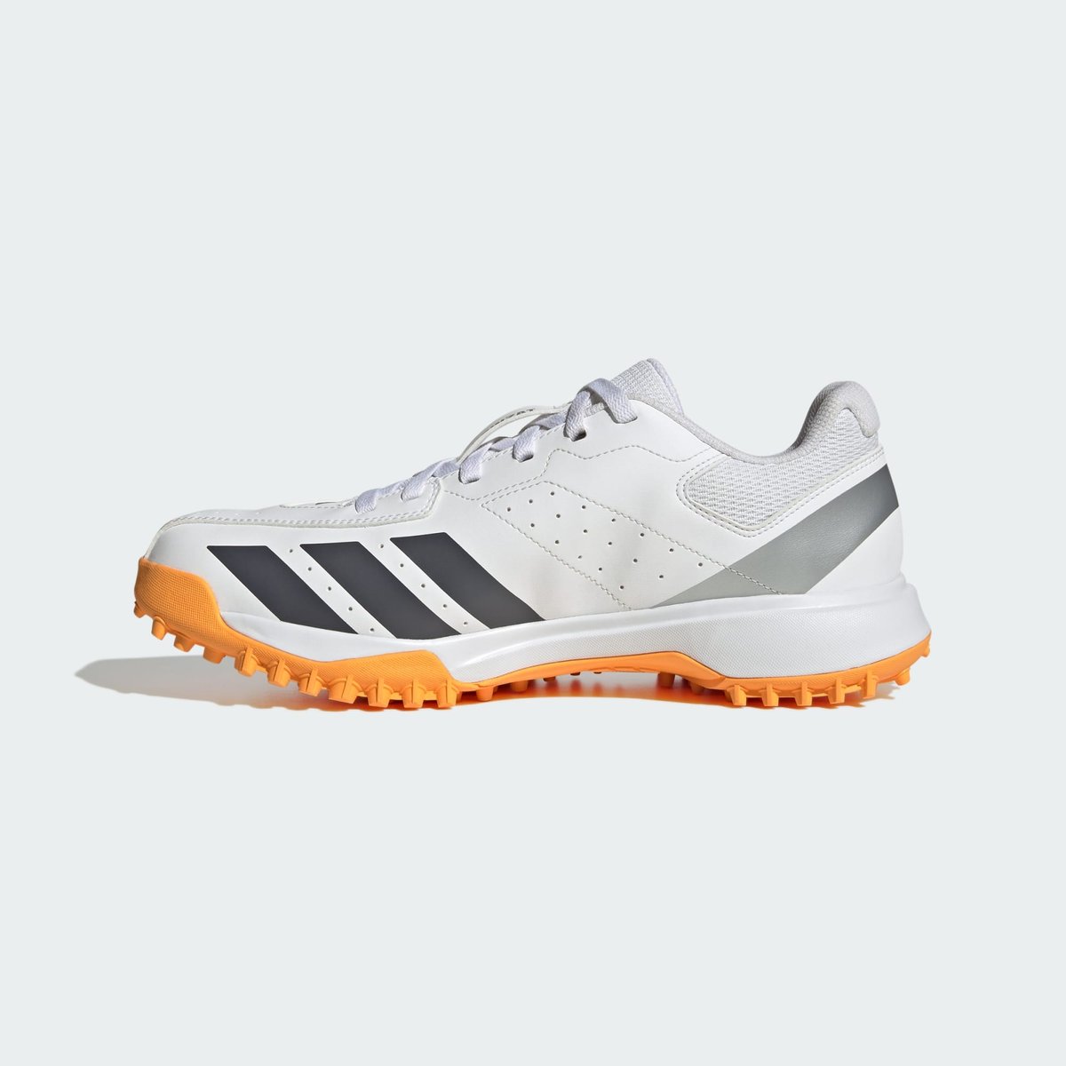 Chaussure De Cricket Howzat Spikeless cloud white / aurora onix / lucid tangerine, adidas Performance