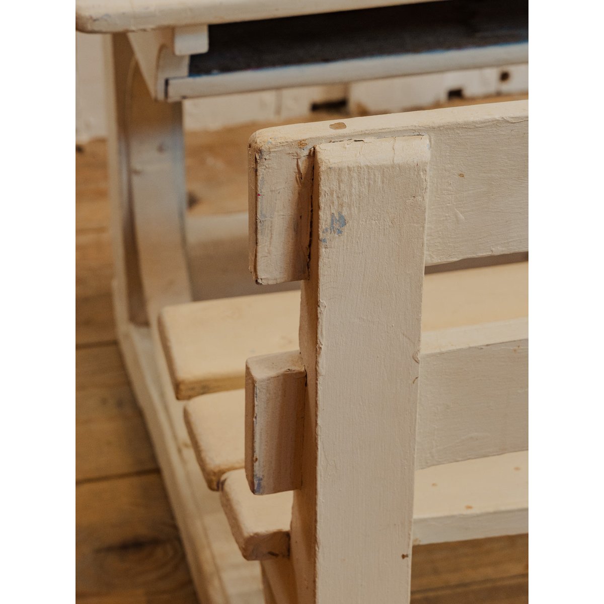 Pupitre et banc pour enfant en bois blanc Edouard N°1124 - Bon état blanc, DEBONGOUT