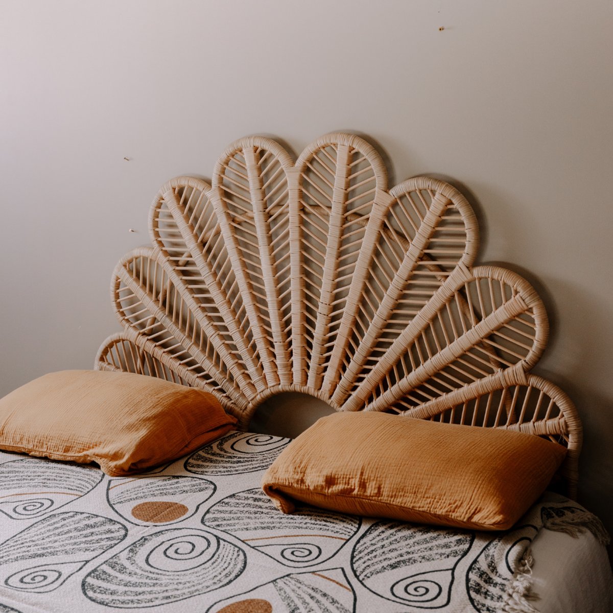 Tête de lit en rotin forme fleur DALIA naturel, HYDILE