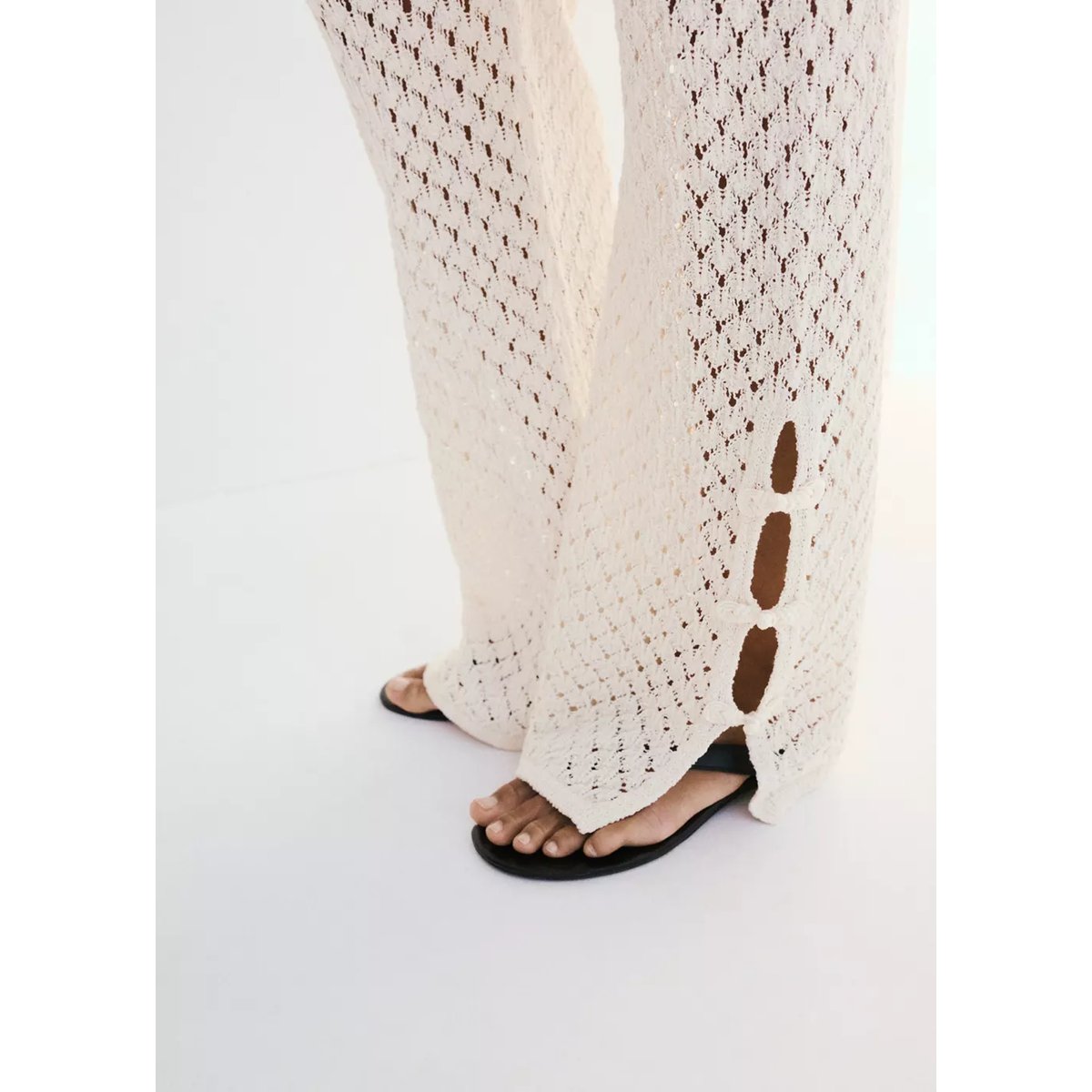Pantalon en crochet avec ouvertures écru, MANGO