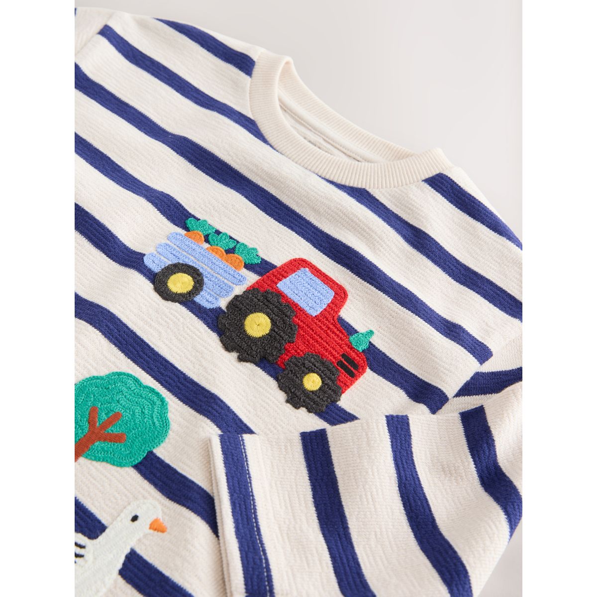 T-shirt à manches longues avec appliqué broderie de ferme à rayures crème et marine, NEXT