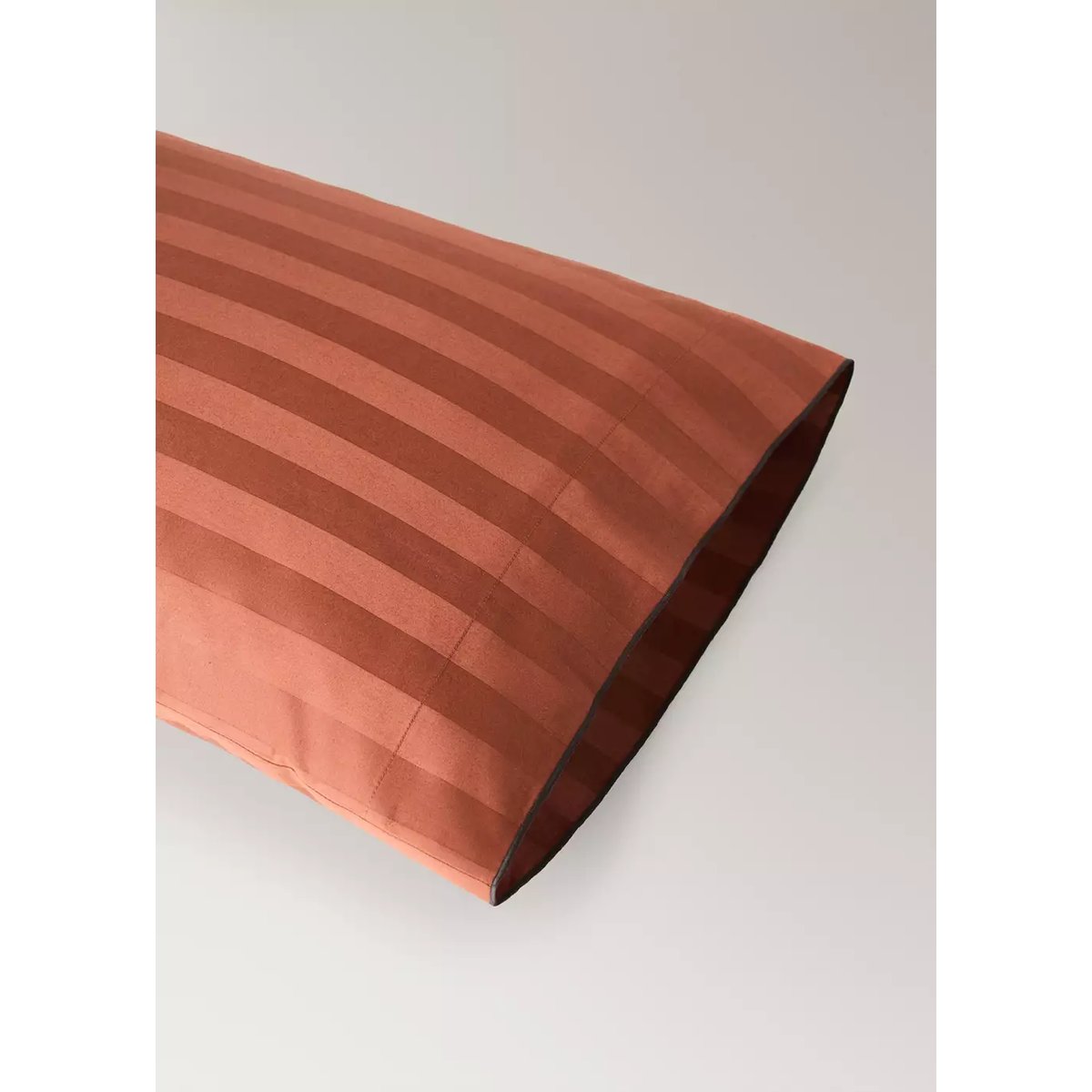 Taie d’oreiller 100 % coton satin jacquard à rayures 45 x 110 cm cognac, MANGO HOME