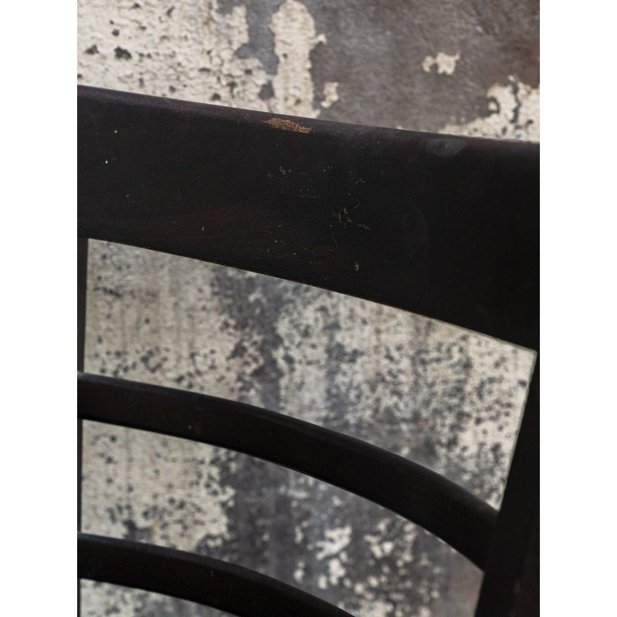 Paire de chaises en bois Claude N°1261 - Bon état bois foncé, DEBONGOUT