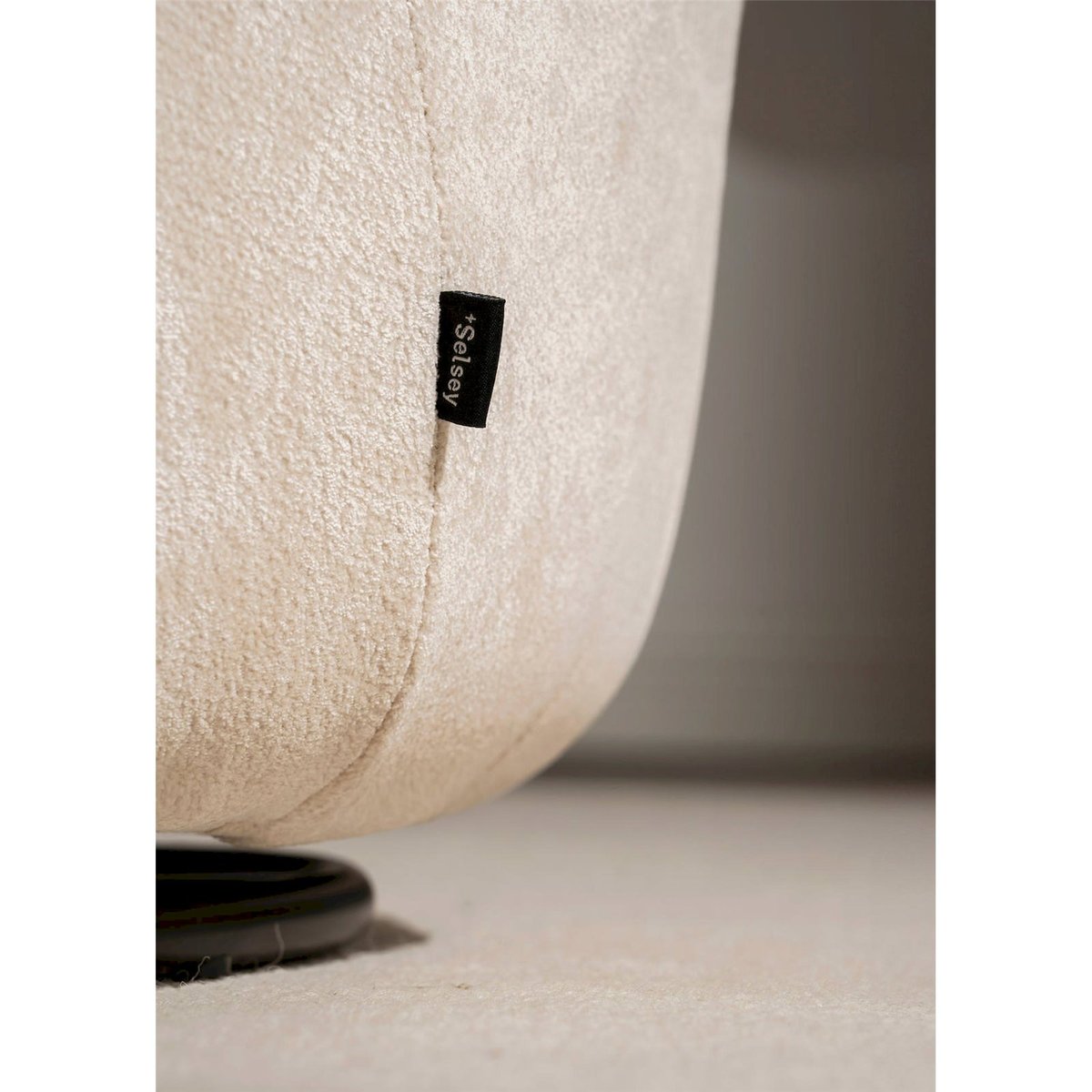 Fauteuil pivotant bouclé enveloppant CAVRA beige clair bouclé, RECOLLECTION