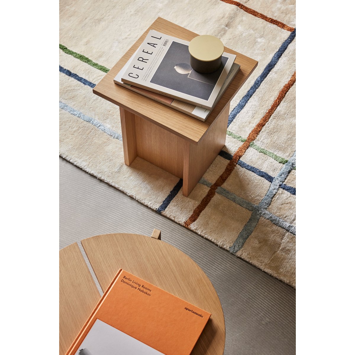 Table d'appoint en placage de chêne STRAIGHT. naturel, HUBSCH