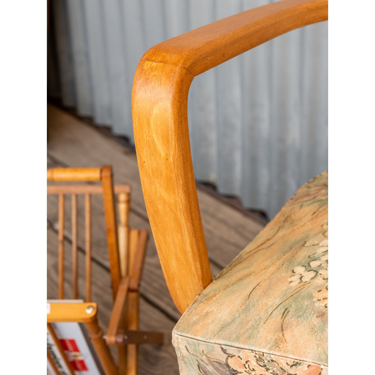 Paire de fauteuils en tissu et bois Ernest N°1098 - Bon état bois clair, DEBONGOUT