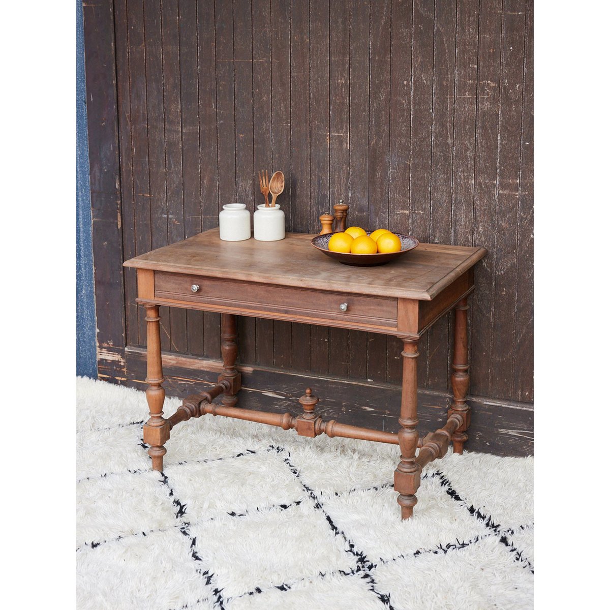 Table en bois patiné Francine N°1692 - Bon état bois clair, DEBONGOUT