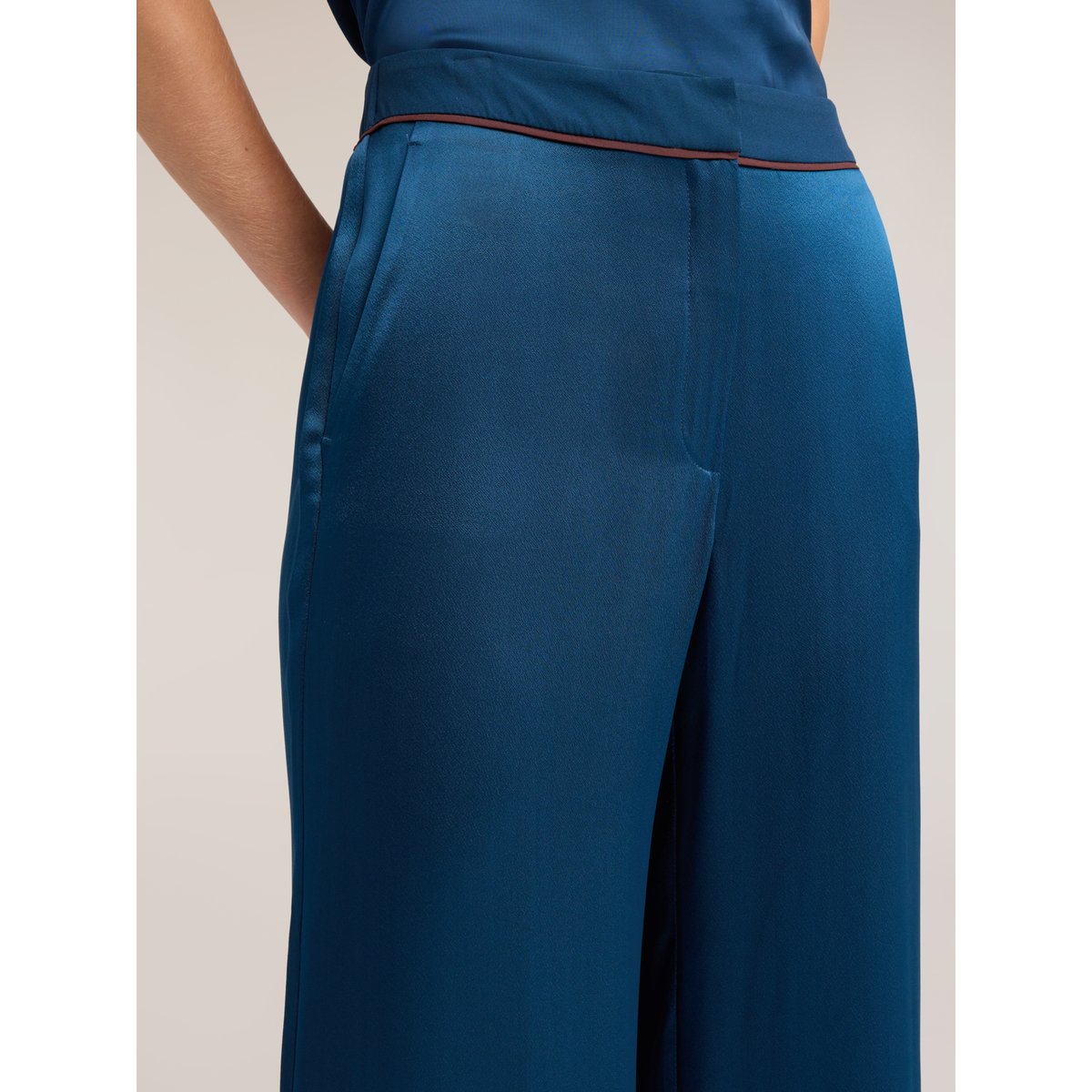 Pantalon cropped avec détails contrastants bleu, MOTIVI