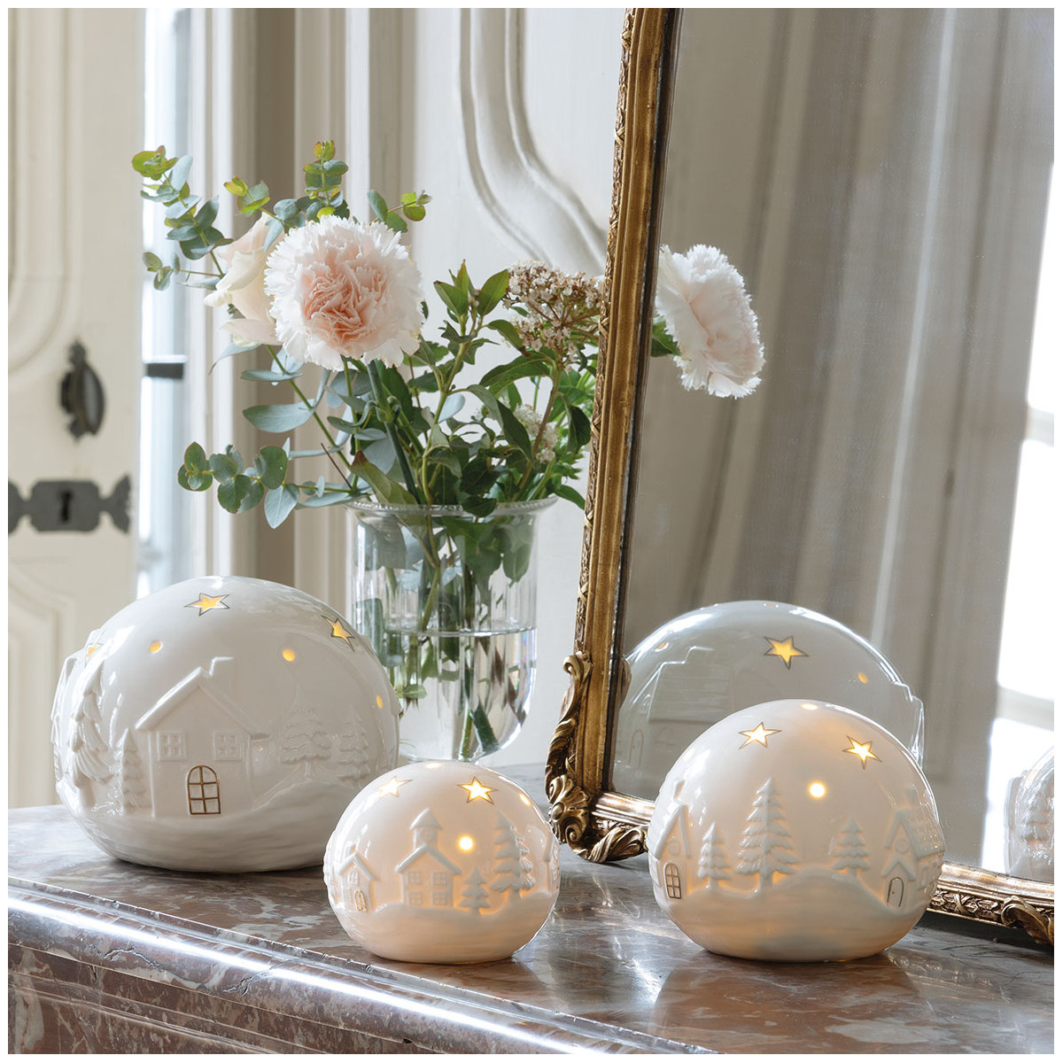 Boule décorative LED moyen modèle Village de Noël blanc, MATHILDE M