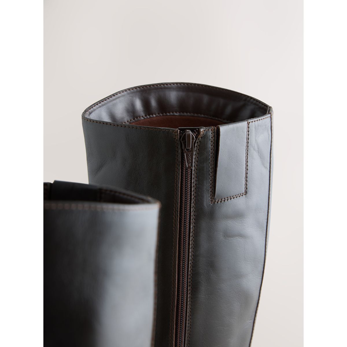 Bottes d'équitation plates forever comfort® cuir brun chocolat, NEXT