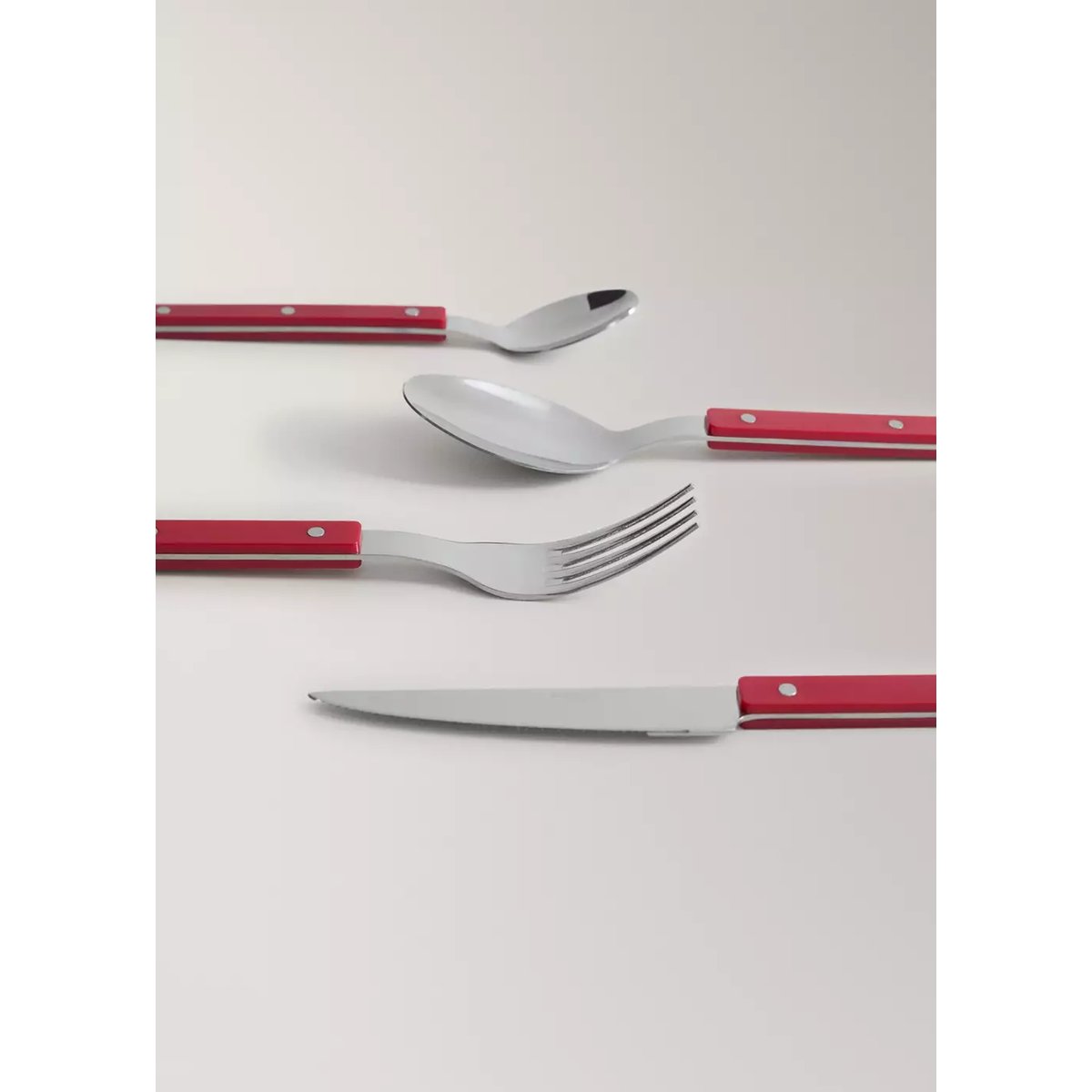 Ensemble de couverts acier inoxydable manche en résine rouge, MANGO HOME