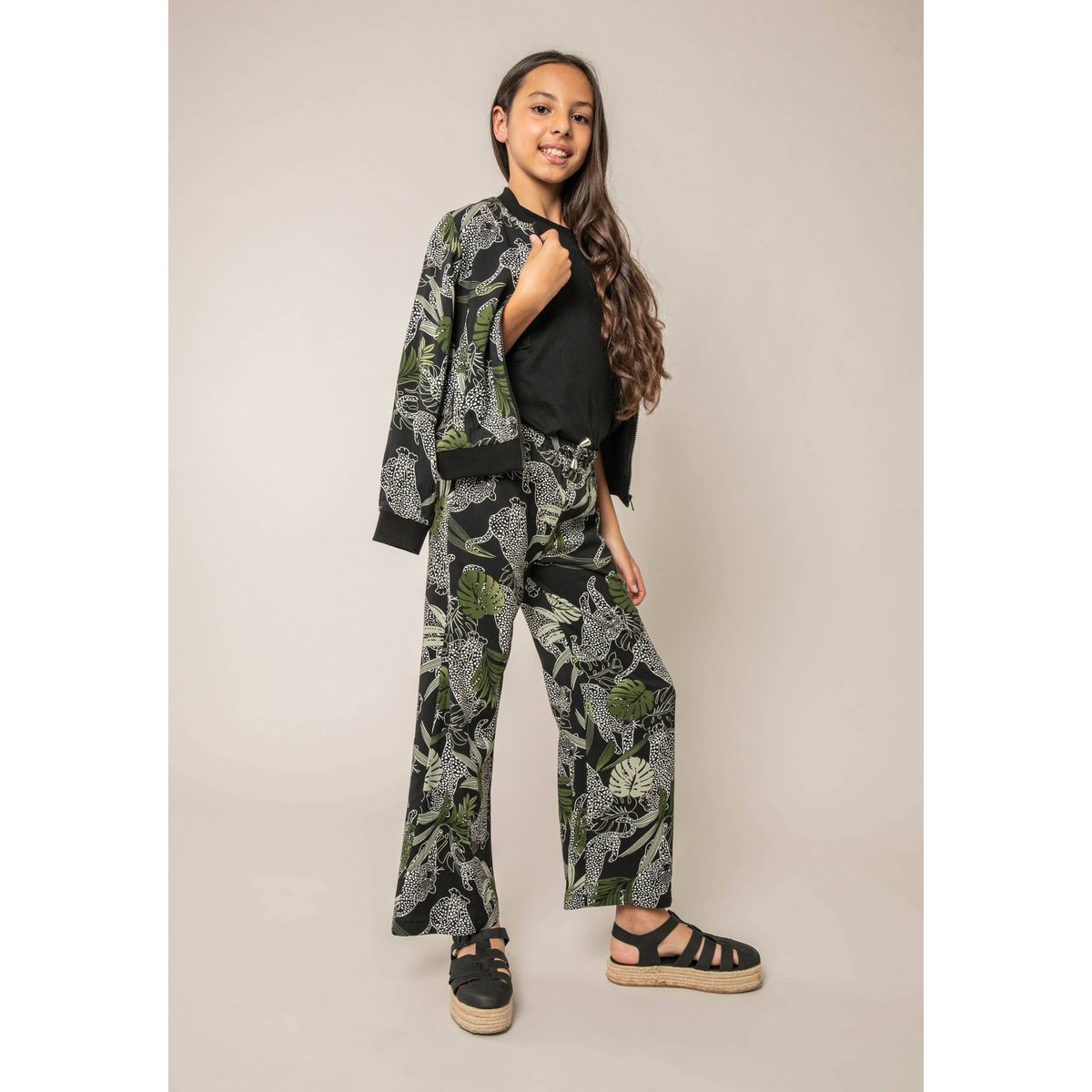 Pantalon large fille imprimé jungle LEOVA black, DEELUXE