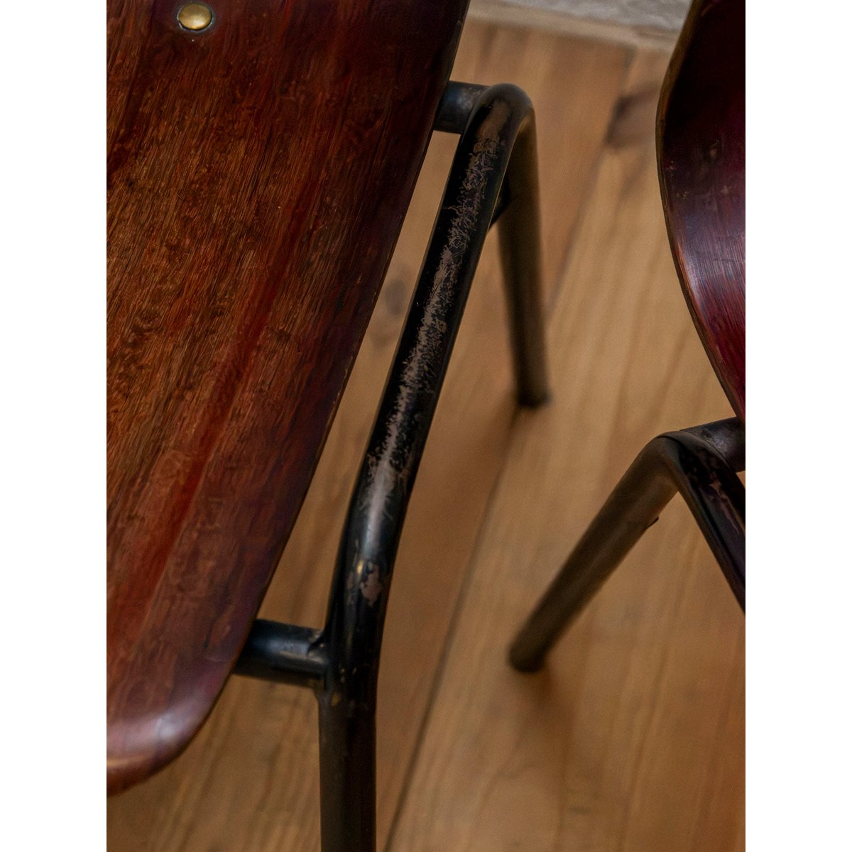 Paire de chaises en contreplaqué foncé Alma N°2105 - Bon état bois foncé, DEBONGOUT