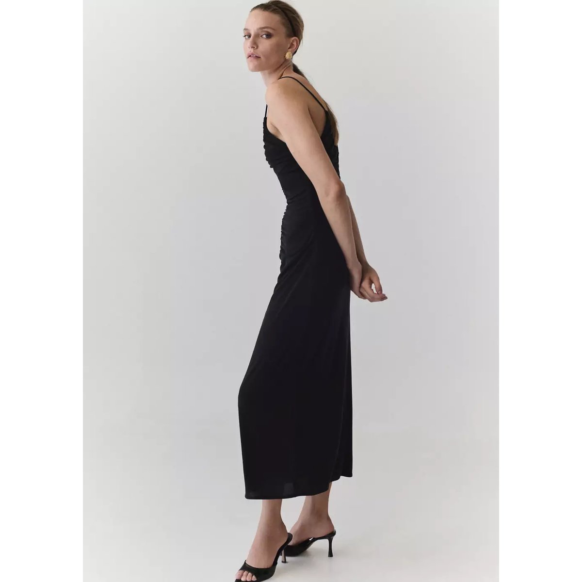 Robe à col en V froncée noir, MANGO
