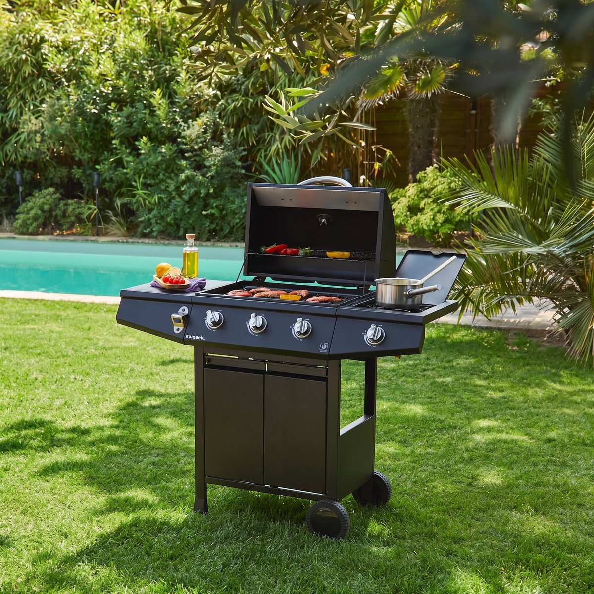 Barbecue gaz 3 brûleurs + 1 feu latéral avec roues, tablettes et thermomètre TREVILLE 3 noir, SWEEEK