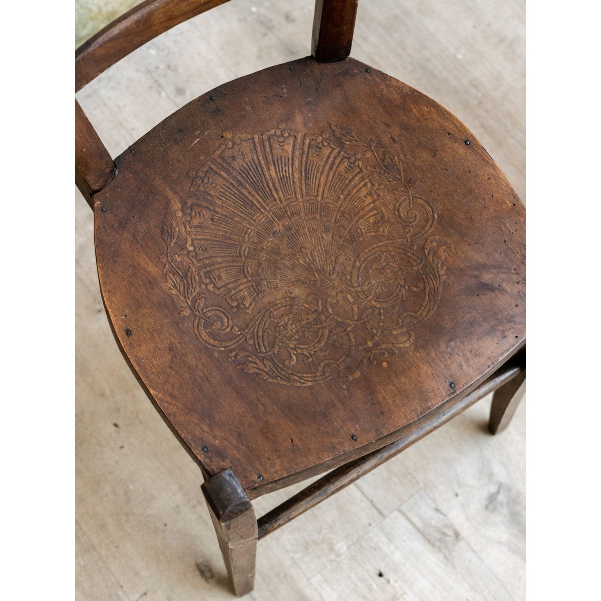 Paire de chaises sculptées en bois Claude N°1676 - Bon état bois foncé, DEBONGOUT
