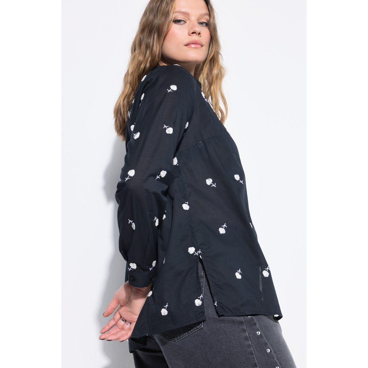 Chemisier coupe Boxy et broderie florale noir, STUDIO UNTOLD